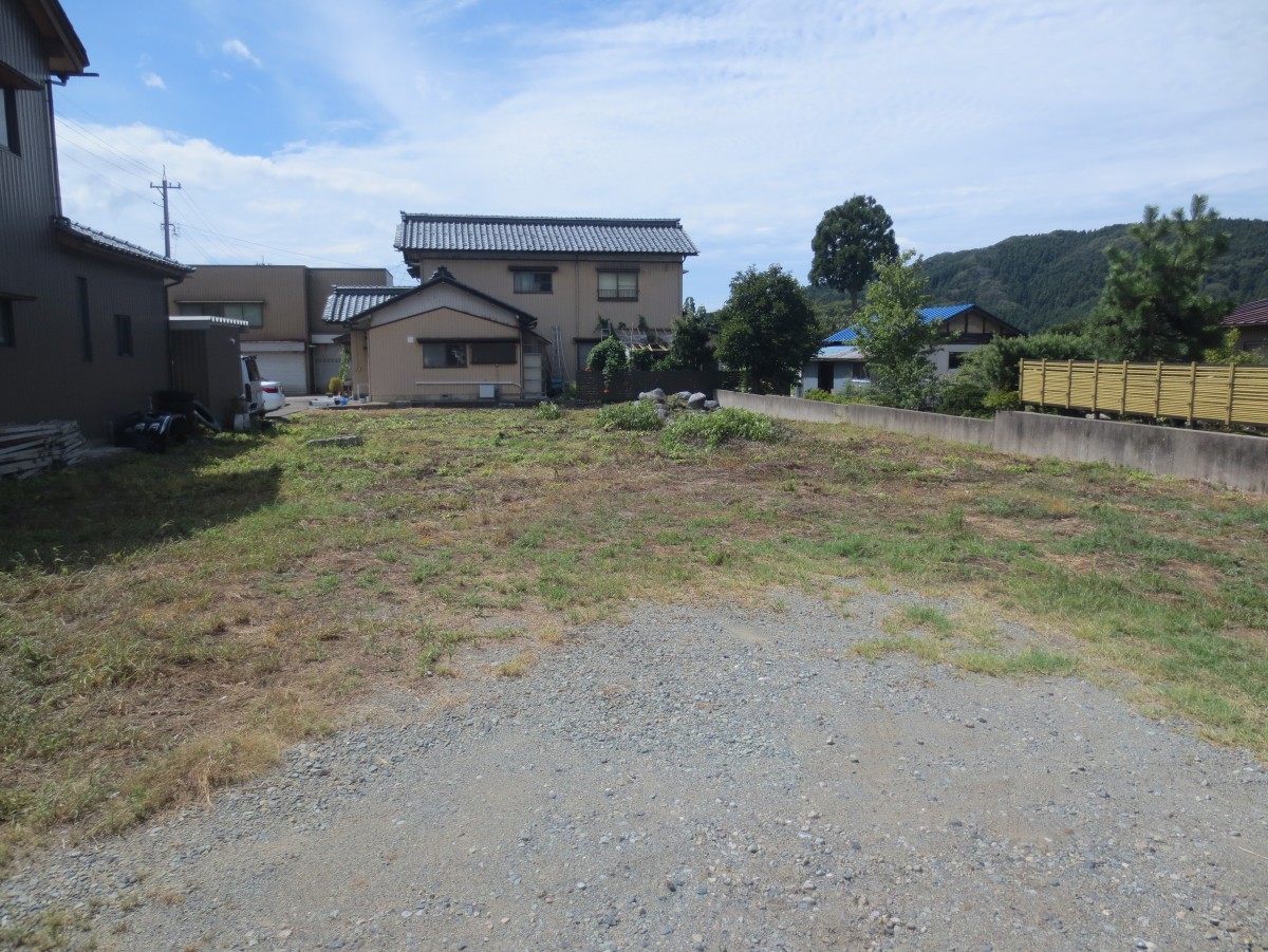主要幹線道路近く